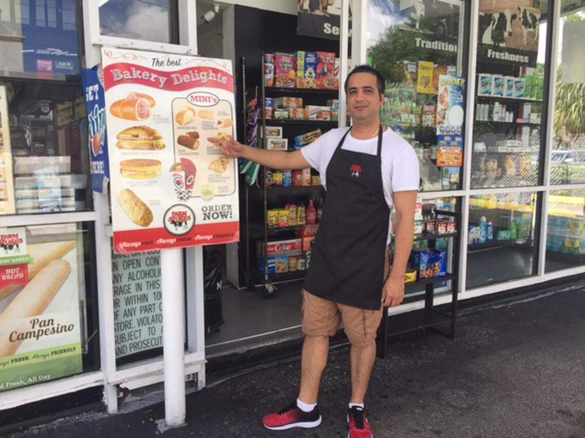 Leonardo Saínz, empleado de la tienda Farm Stores de Miami Springs, muestra la selección de tequeños, cachitos, empanadas, arepas y croquetas que cada vez piden más los clientes de la ‘Vaquita’.