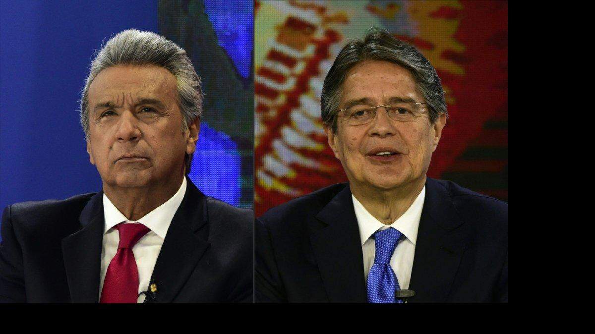Esta combinación de imágenes creadas el 22 de febrero de 2017 muestra al candidato presidencial ecuatoriano al gobernante Alianza País Lenín Moreno y al candidato presidencial al partido Oportunidades Creadoras, Guillermo Lasso, participando en un debate televisado en Quito el 5 de febrero , 2017