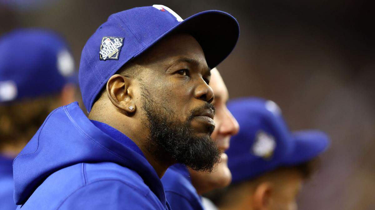 El jardinero de los Rangers de Texas Adolis García observa desde el banco el cuarto juego de la Serie Mundial ante los Diamondbacks, celebrado el 31 de agosto de 2023 en Phoenix, Arizona.