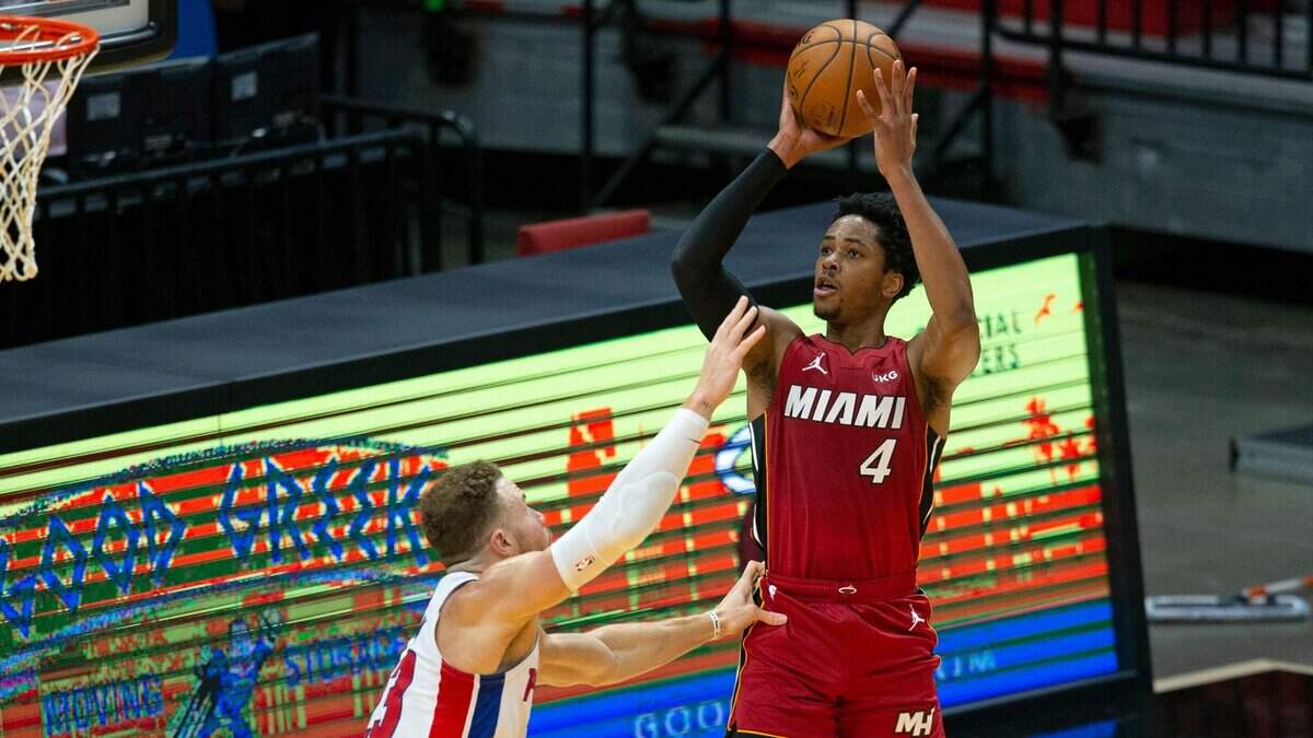 El jugador del Heat KZ Okpala tira al aro ante la marca de Blake Griffin, de los Pistons de Detroit, el 16 de enero de 2021 en Miami.