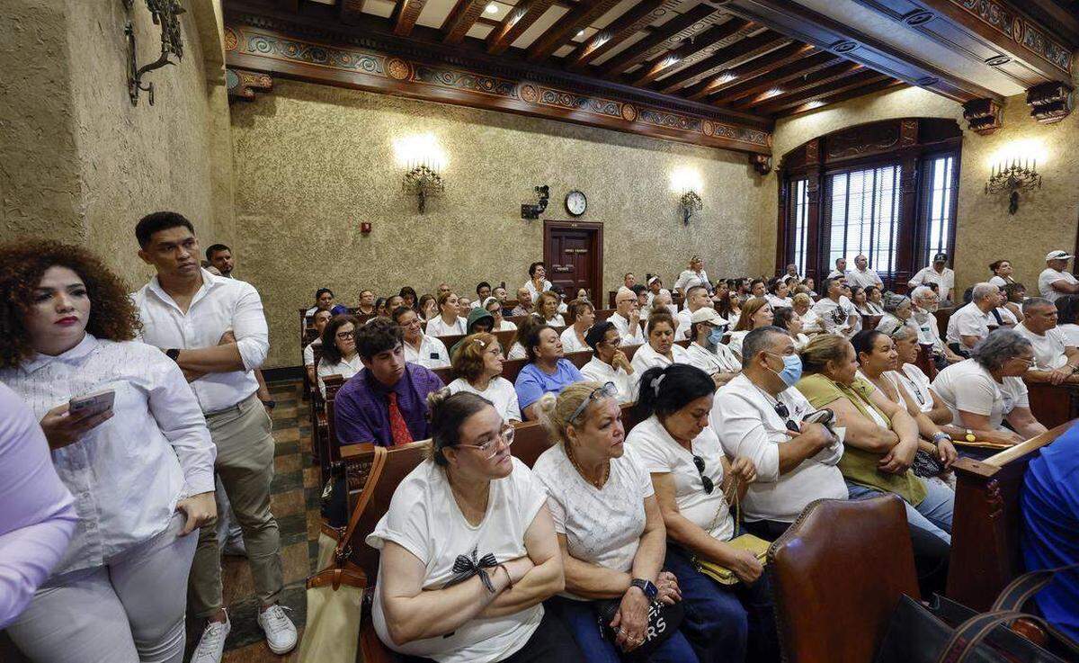 Los residentes llenan la sala del tribunal durante el juicio colectivo de los más de 200 propietarios restantes de casas móviles en el parque de casas móviles L’il Abner, culminando una batalla de casi un año entre los residentes y los propietarios del parque, en el Tribunal del Condado de Miami-Dade, Miami, el jueves 14 de agosto de 2025.