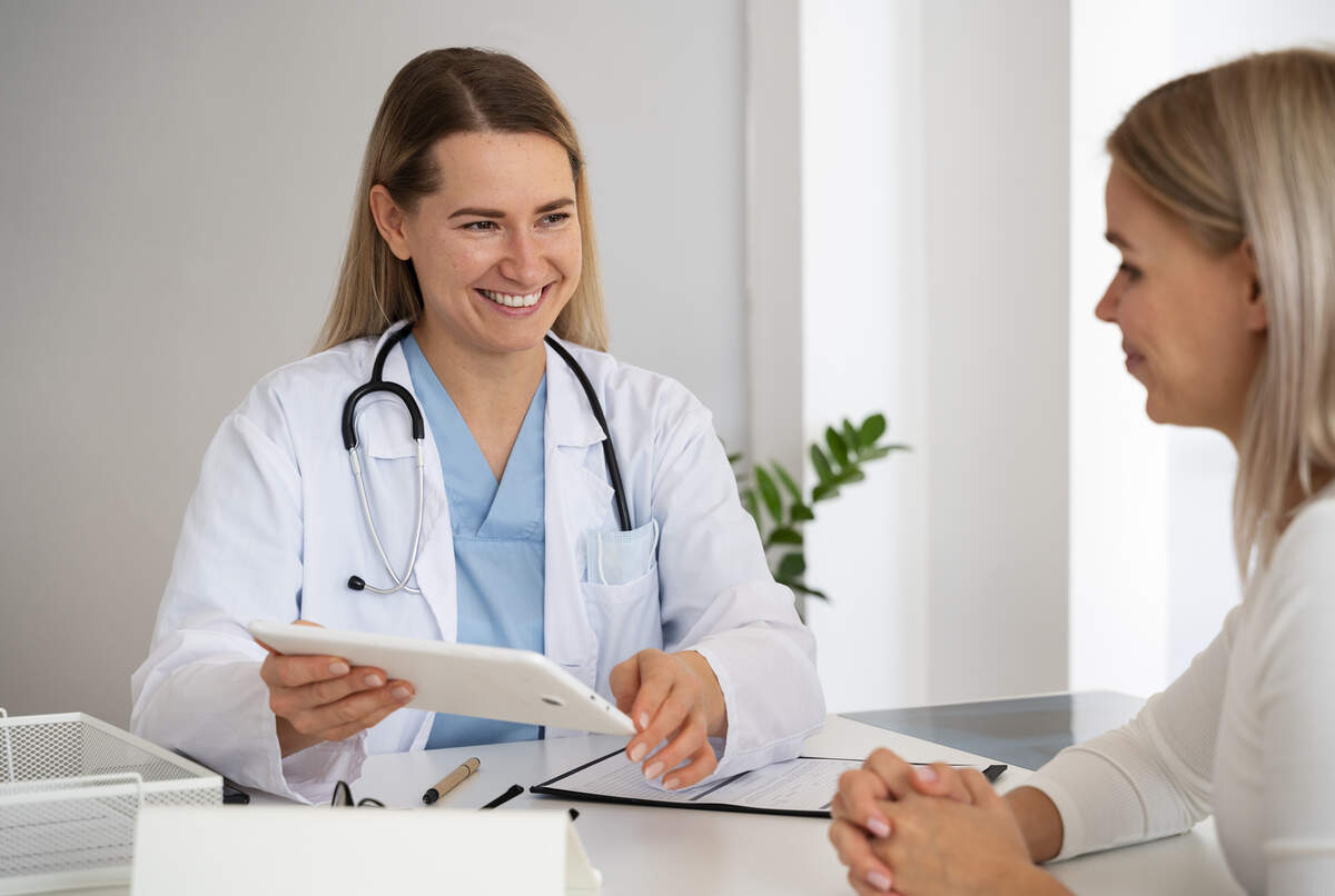 La introducción de la IA en las consultas médicas está modificando la relación médico-paciente, según los especialistas.