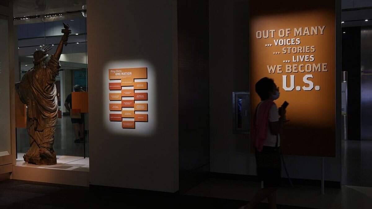 Un visitante recorre la exposición “Many Voices, One Nation” (Muchas voces, una nación) en el Museo Nacional de Historia Estadounidense del Smithsonian, el 28 de agosto de 2025, en Washington, DC. La administración Trump revisará el contenido de las exposiciones de 18 museos del Smithsonian para reflejar “la unidad, el progreso y los valores perdurables que definen la historia de Estados Unidos” de cara a las celebraciones del 250.º aniversario de la nación.