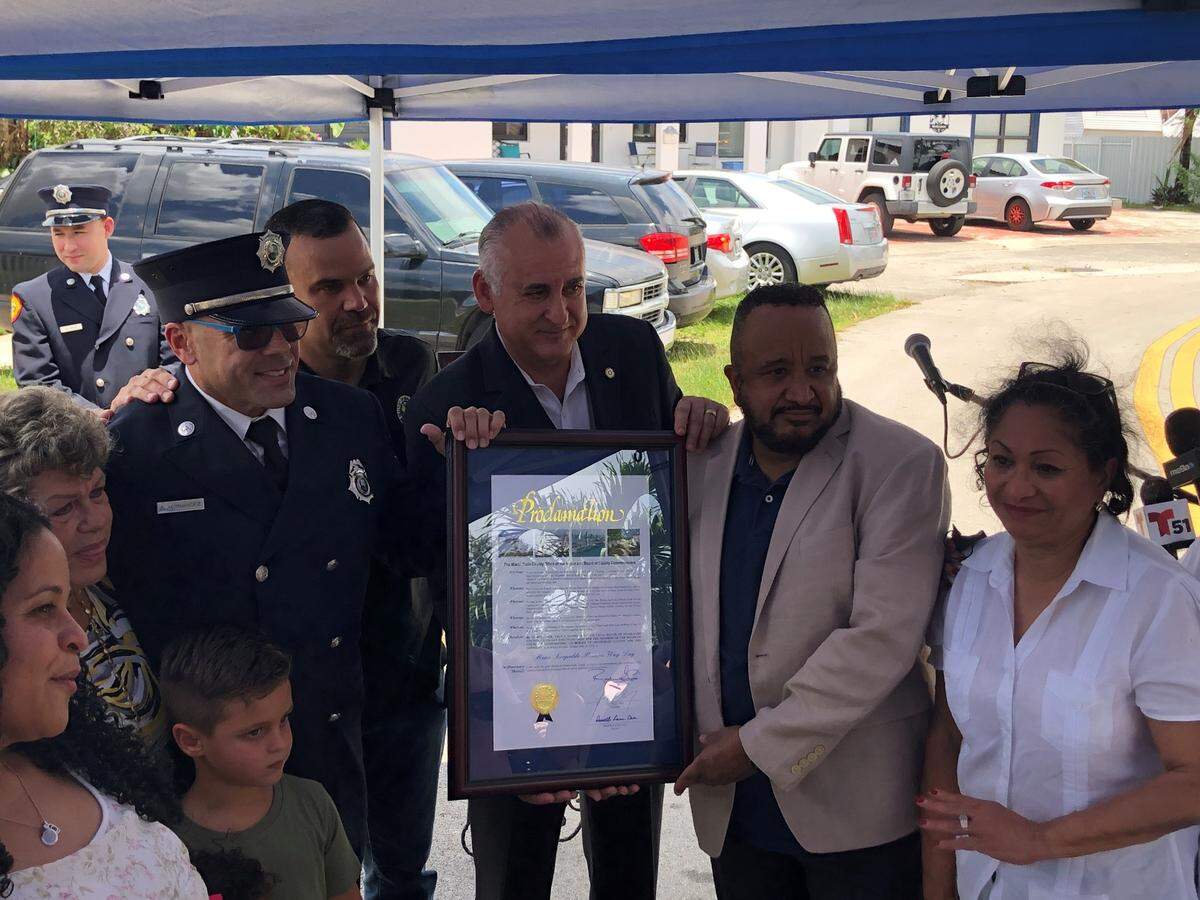 Familia del veterano de Vietnam, René Leopoldo Ramos, esposa Margarita Valdéz y sus hermanos Dylcia Ramos, Manoly Rodriguez y Ricky Ramos, reciben el reconocimiento que da el condado de Miami -Dade y la ciudad de Hialeah por su servicio militar Mayo, 24, 2022