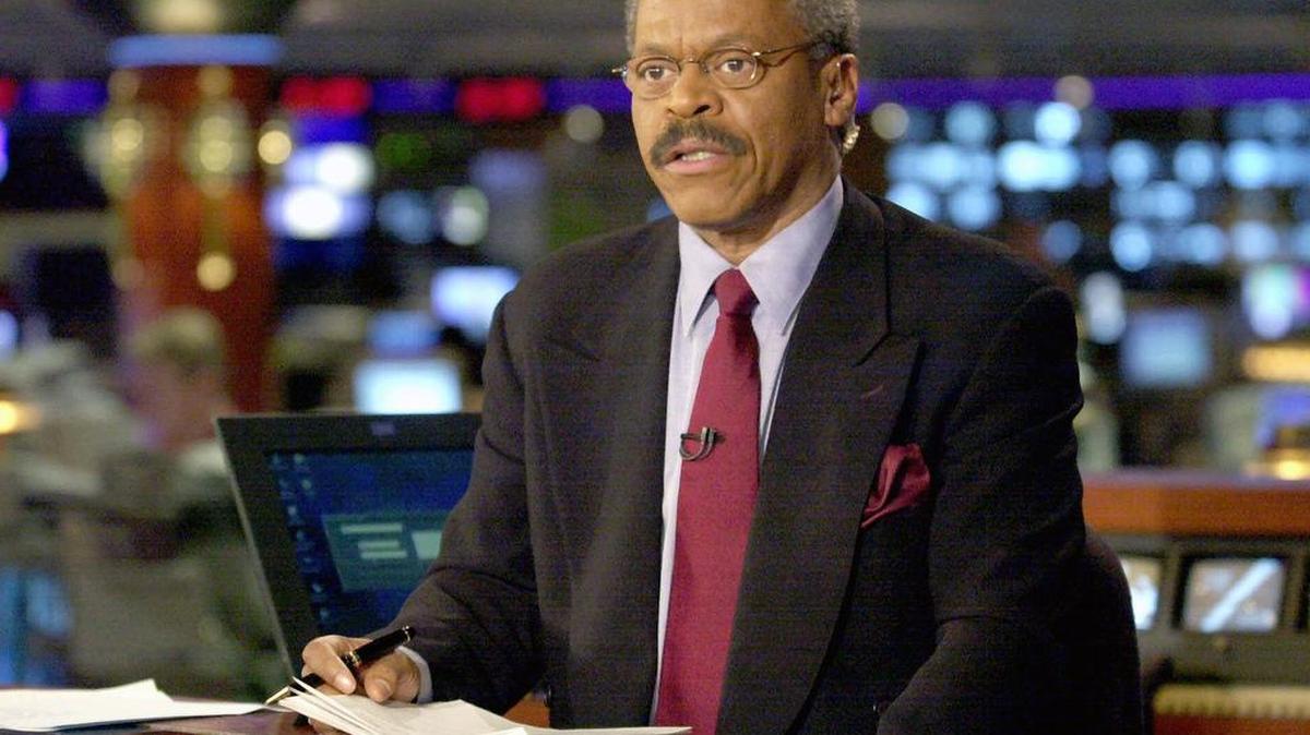 ARCHIVO - El presentador de CNN Bernard Shaw aparece en el set de la sede de la cadena en Atlanta el viernes 10 de noviembre de 2000. Shaw, quien fue el presentador principal original de CNN cuando la cadena comenzó en 1980, murió de neumonía en Washington el miércoles 7 de septiembre de 2000.  (Foto AP/Erik S. Lesser, archivo)