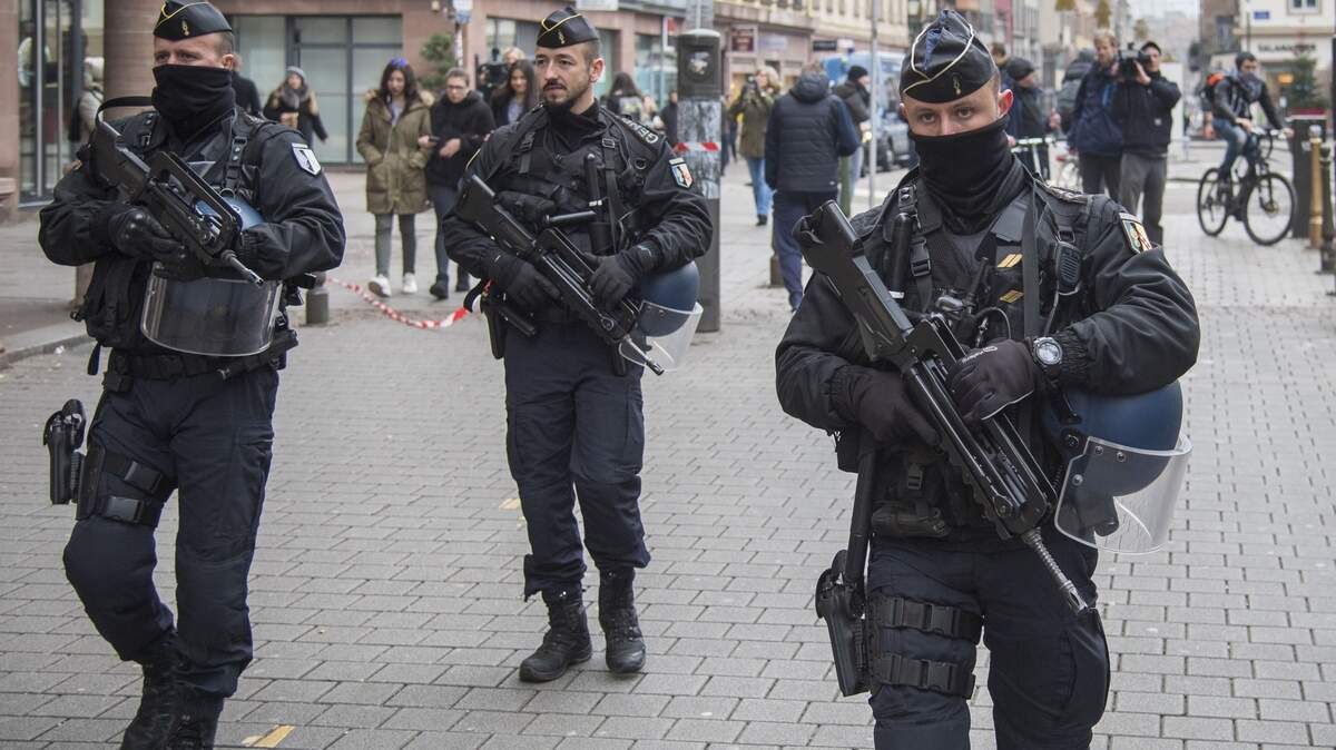 Policías patrullan las calles de Estrasburgo, Francia, tras el atentado que dejó cinco muertos y 11 heridos el 11 de ciembre del 2018.