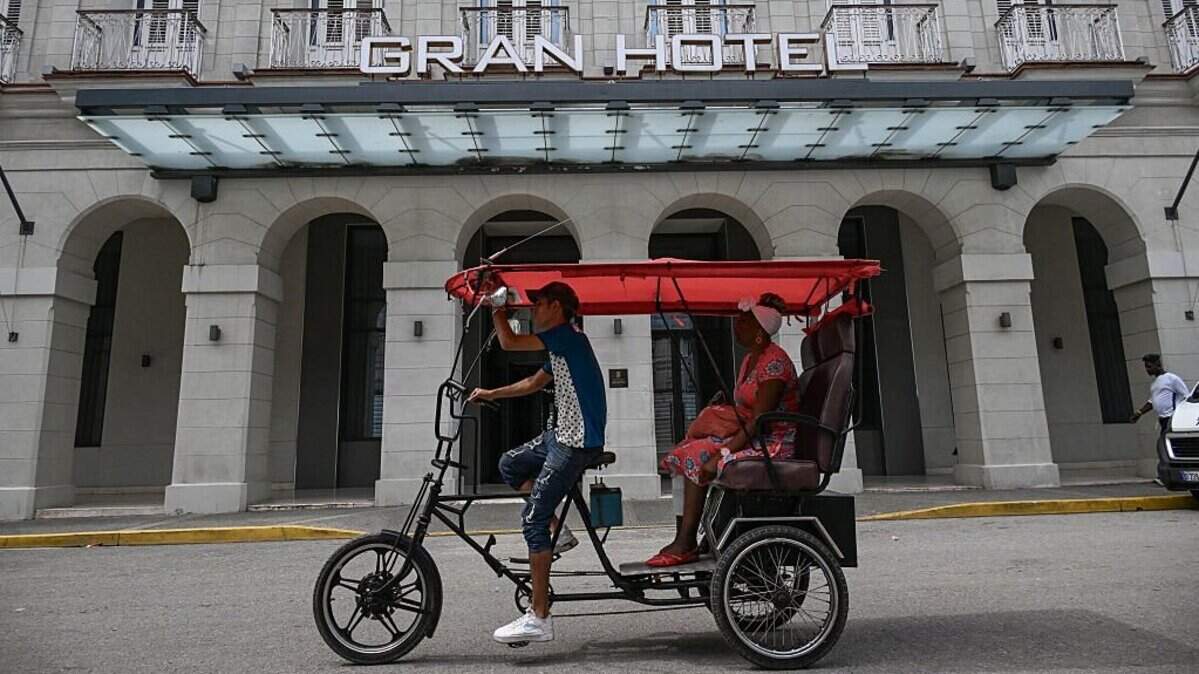 Un triciclo pasa frente al Gran Hotel Bristol en La Habana el 3 de junio de 2026. El grupo hotelero español Meliá dejó de gestionar en Cuba 15 hoteles que operaba en asociación con el conglomerado Gaesa, vinculado al ejército y sujeto a sanciones de Estados Unidos.
