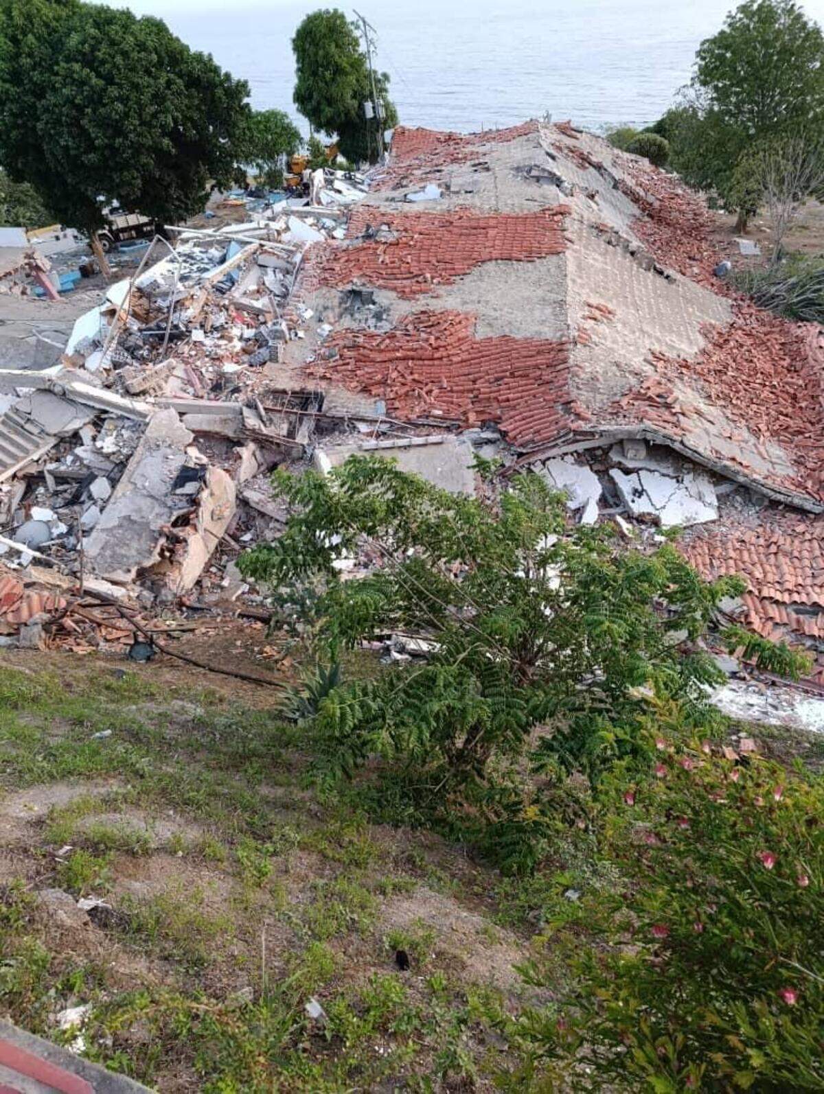 The Santuario La Llanada hotel in La Guaira, where deportees on Flight 164 were taken after arriving in Venezuela, collapsed during the June 24, 2026, earthquakes.