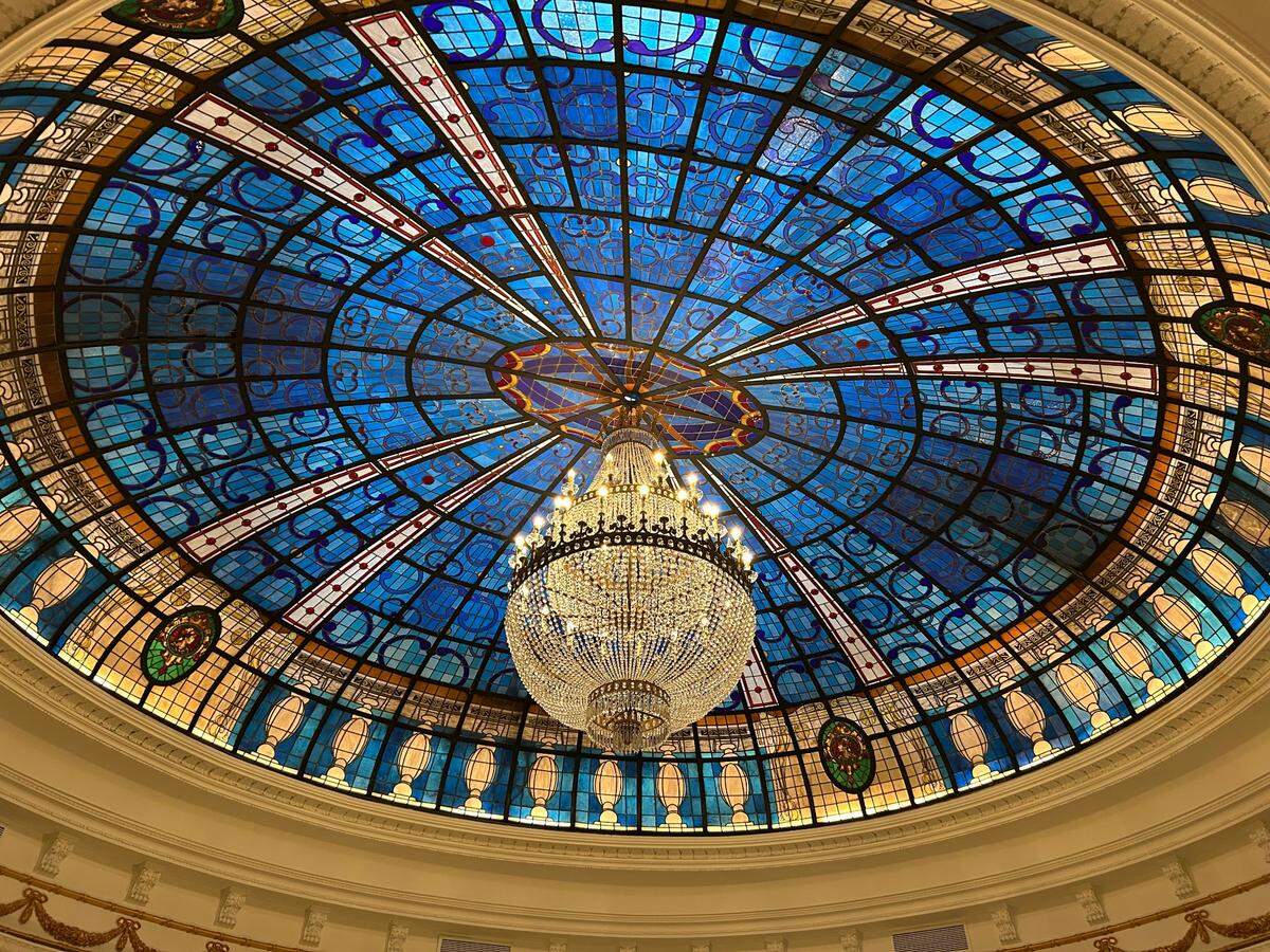 Colorido techo de cristal del Gran Meliá Fénix en Madrid.