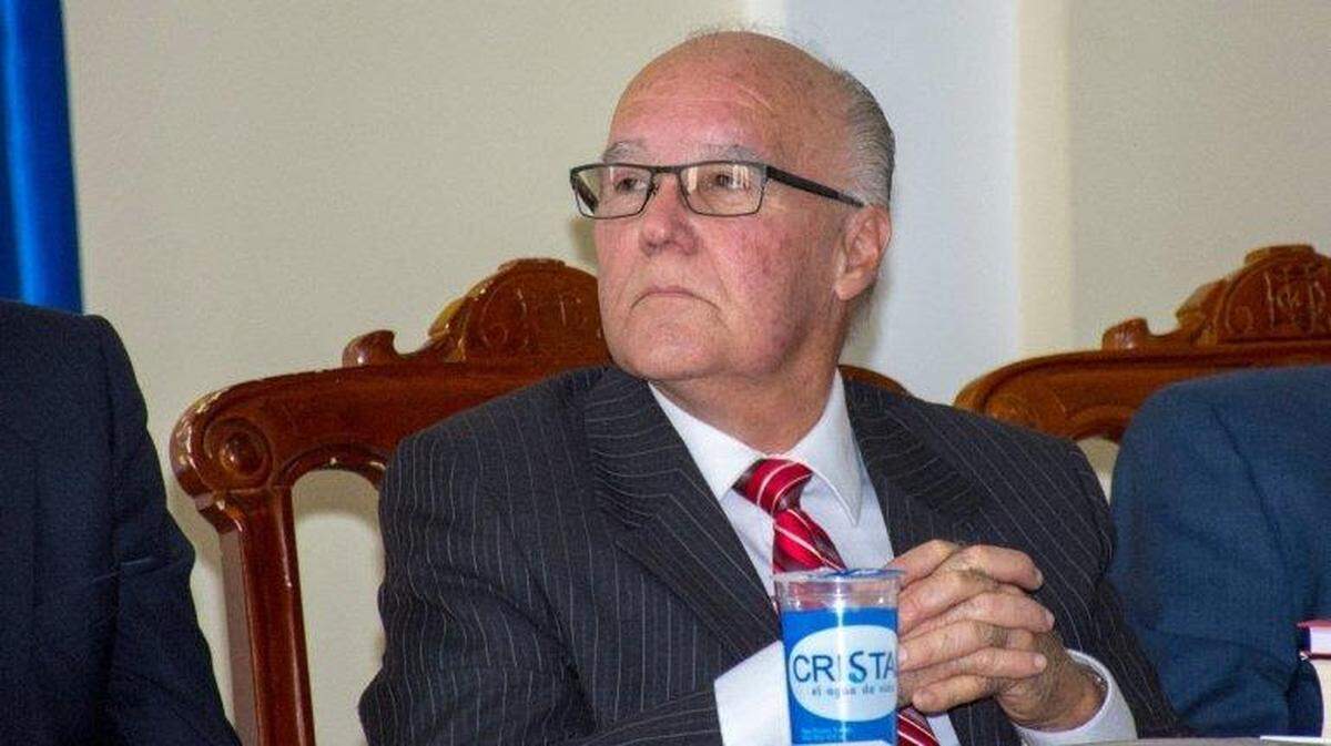 Luis Zúñiga es un ex prisionero político cubano, ex diplomático y analista político.