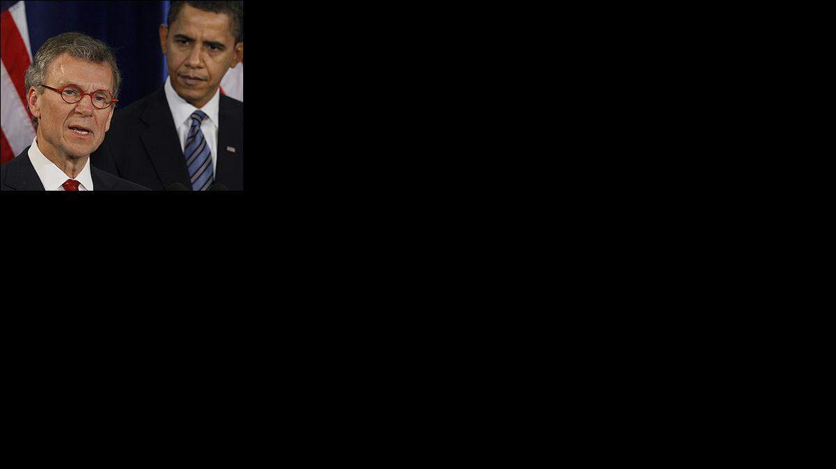 El ex líder senatorial Tom Daschle, en esta imagen de archivo del 11 de diciembre del 2008 junto al entonces presidente electo Barack Obama, se disculpó el lunes 2 de febrero del 2009 por no pagar impuestos atrasados al comparecer en Washington ante el comité senatorial que analiza su nominación como secretario estadounidense de salud.