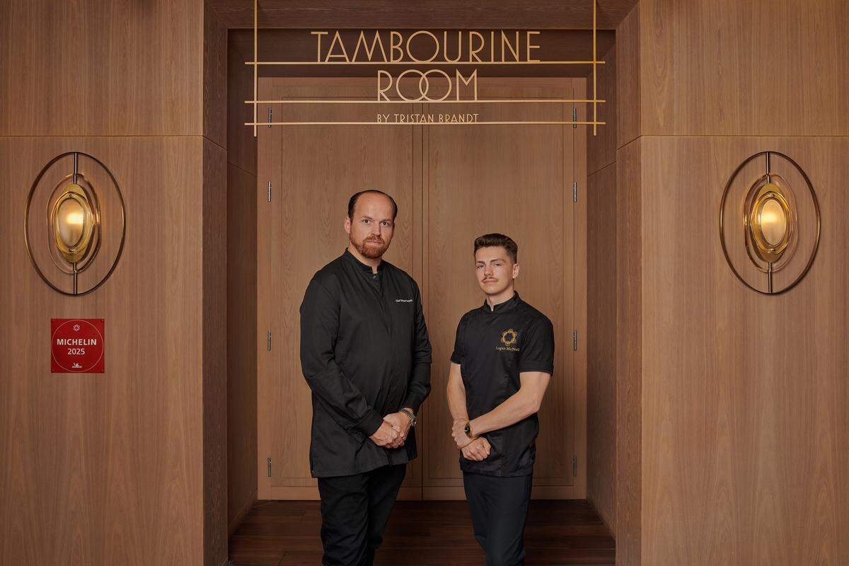 El chef Tristan Brandt y el chef de cocina Logan McNeil afuera del Tambourine Room de Tristan Brandt en Miami Beach.