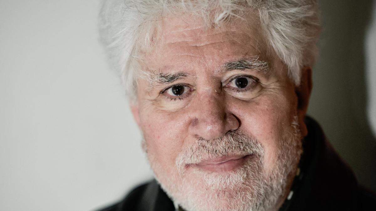 El director de cine español Pedro Almodóvar posa al margen de su clase magistral y retrospectiva en el cine MK2 Bibliothèque de París el 11 de abril de 2026.