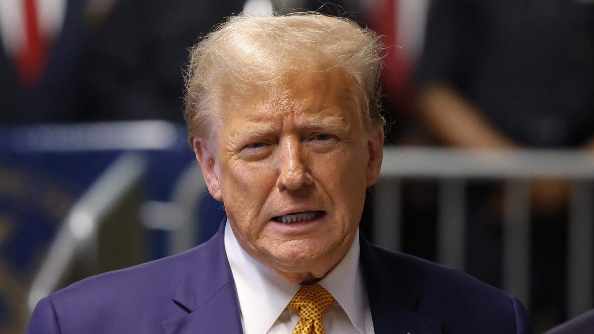 El ex presidente de Estados Unidos, Donald Trump, hace comentarios al final del día después de salir de la sala del tribunal durante su juicio por dinero en secreto en el Tribunal Penal de Manhattan el 14 de mayo de 2024 en la ciudad de Nueva York.