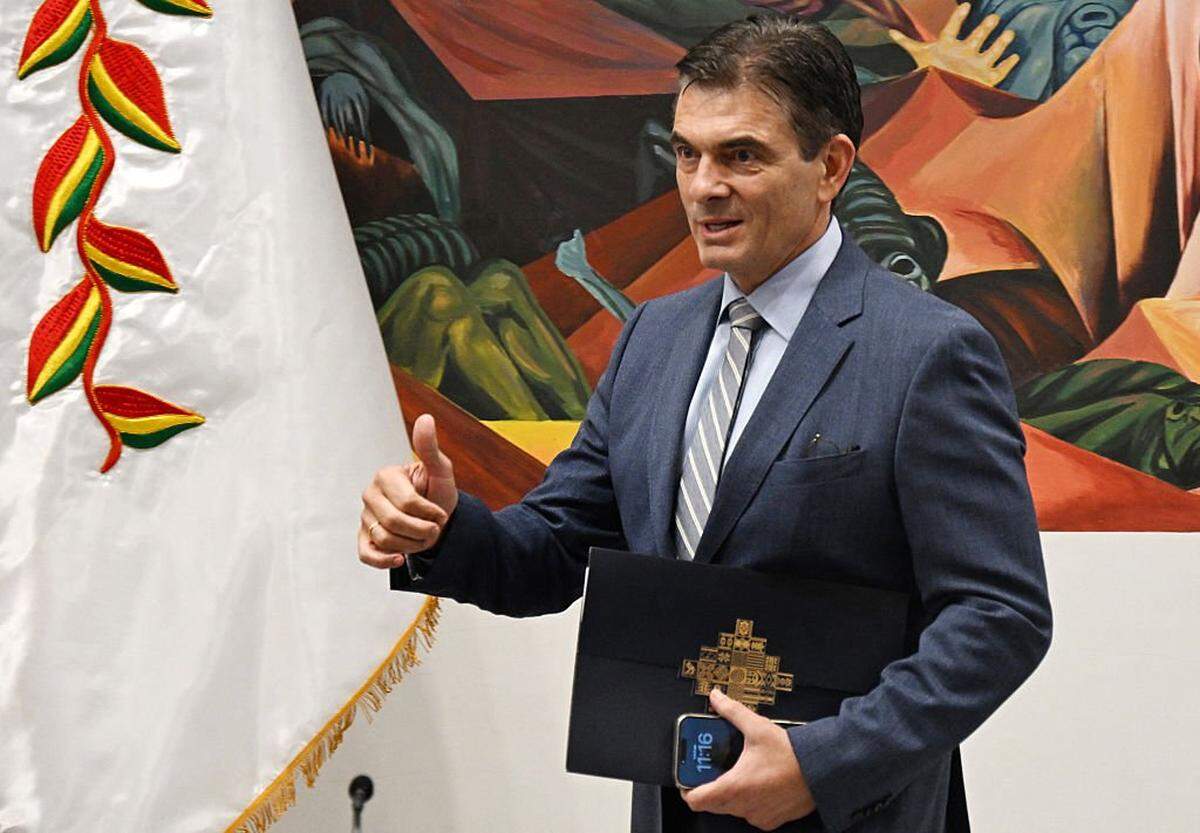 El presidente de Bolivia, Rodrigo Paz, hace un gesto a su llegada a una conferencia de prensa, después de que el gobierno revocara los decretos sobre la contratación directa y la adjudicación de contratos de obras públicas, en la Casa Grande del Pueblo —sede del Palacio de Gobierno—, en La Paz, el 6 de abril de 2026.