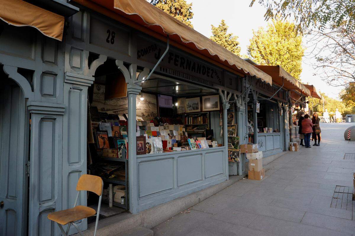 Esta calle, situada al margen del parque del Retiro, es conocida por su hilera de casetas de madera que albergan cientos de libros en su interior y que desde 1925, los lectores acuden a encontrar grandes tesoros literarios.