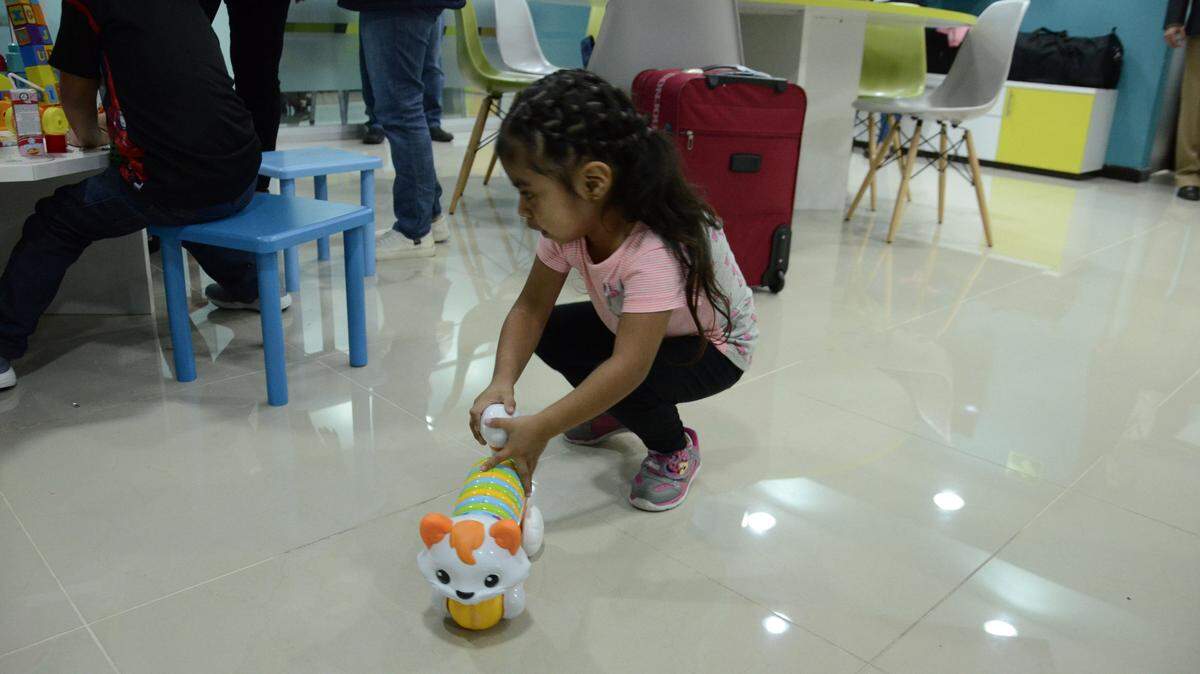 Unos quince menores guatemaltecos llegaron hoy al país centroamericano de Guatemala deportados de Estados Unidos y México. Los menores, comprendidos entre los 5 y los 13 años, son siete adolescentes no acompañados provenientes de México y 8 niños de Estados Unidos, de los que tres fueron separados por la política de Tolerancia Cero y los otros son no acompañados.