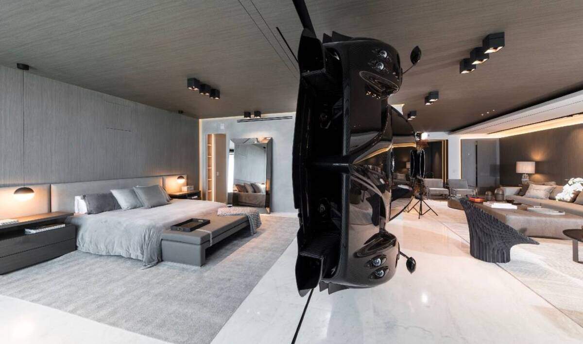 Un Pagani Zonda R de $1.5 millones separa la habitación principal de la sala de estar de un condo de lujo en Surfside.