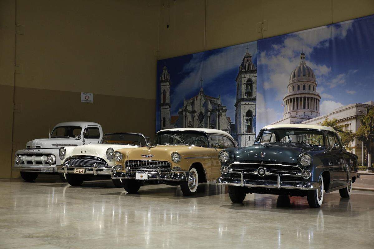 La exhibición de automóviles antiguos forma parte de las atracciones de Cuba Nostalgia.