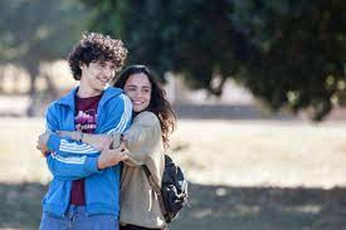 El Teatro Tower estrena el viernes ‘Eduardo y Monica’ (2021) de René Sampaio con Alice Braga y Gabriel Leone.