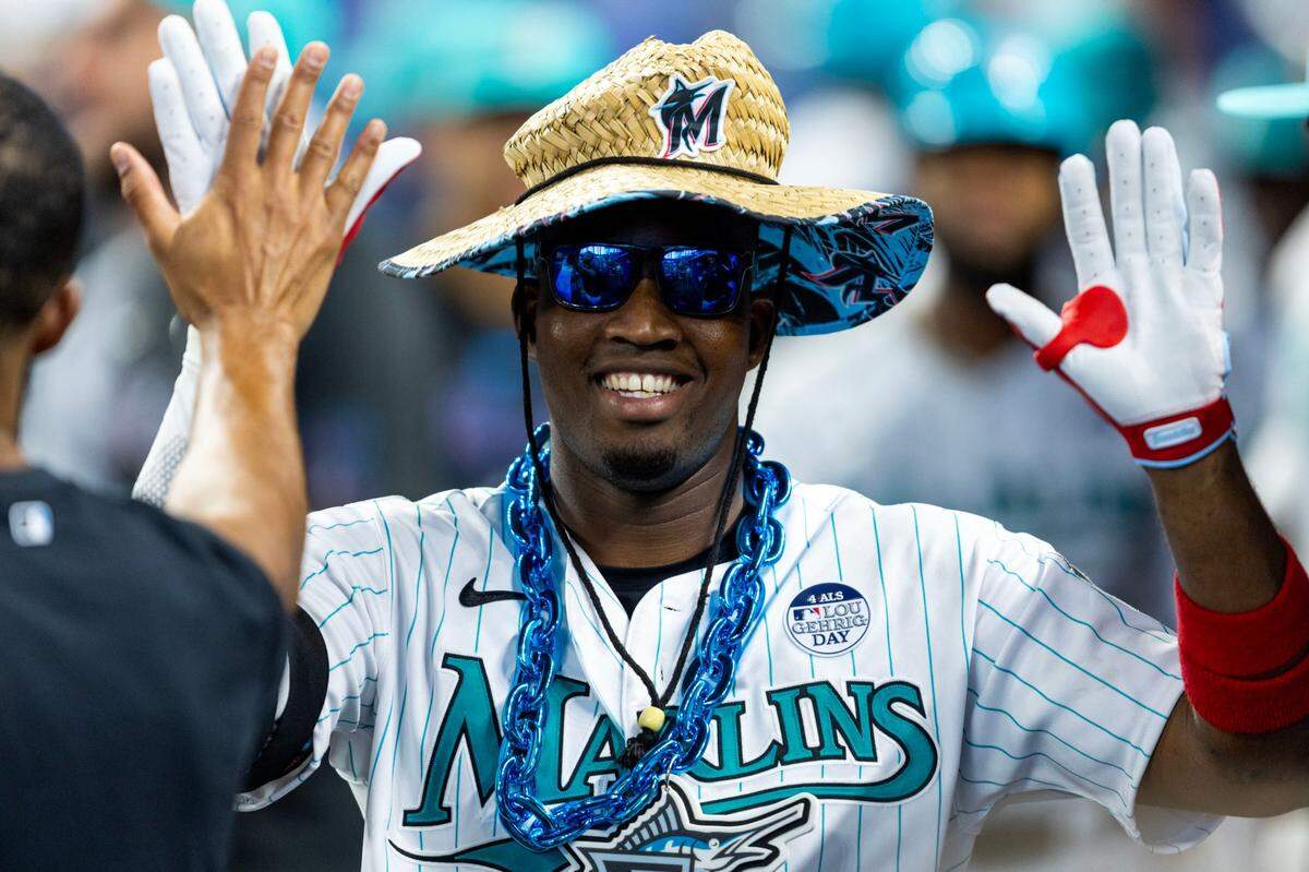 El jardinero de los Marlins Jesús Sánchez celebra tras pegar un jonrón en el primer inning del partido ante los Atléticos de Oakland, celebrado el 2 de junio de 2023 en Miami.