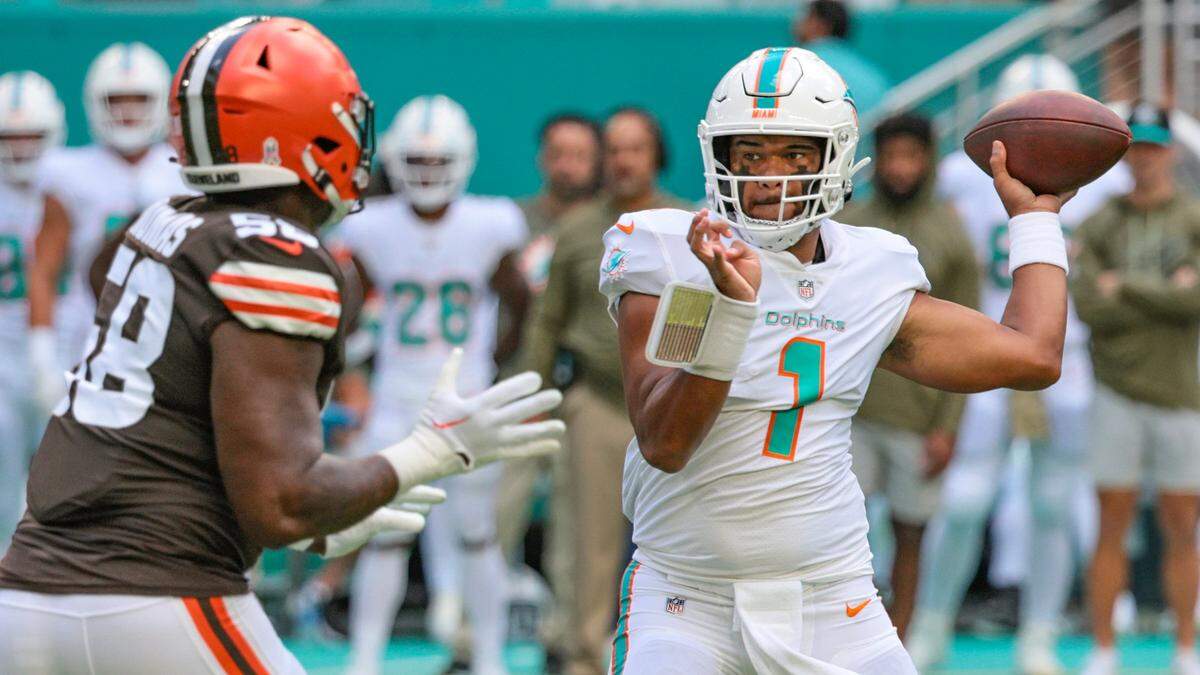Miami Dolphins quarterback Tua Tagovailoa (1) sets up to pass in the first quarter against the Cleveland Browns at Hard Rock Stadium in Miami on Sunday, November 13, 2022.