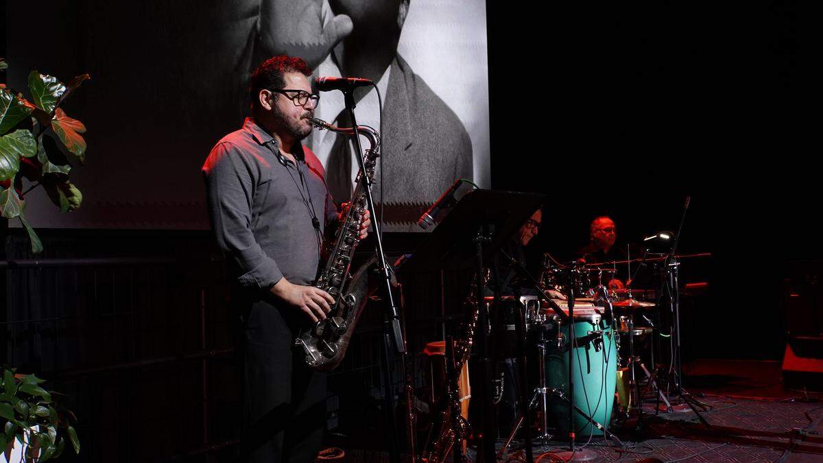 Ismael Vergara tocando el saxo junto al percusionista José Gregorio Hernández y el pianista Félix Gómez en “Si me pudieras querer… Un homenaje a Bola de Nieve”.