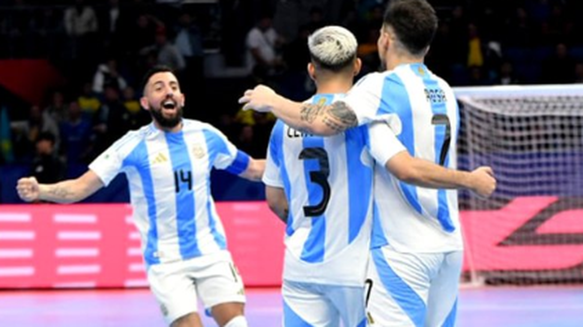 La selección argentina de fútbol sala se clasificó por tercera vez consecutiva para disputar las semifinales del Mundial después de una sinfonía de juego y goles ante Kazajistán en el segundo periodo, a la que derrotó por un contundente 6-1 en el Humo Arena de Taskent.