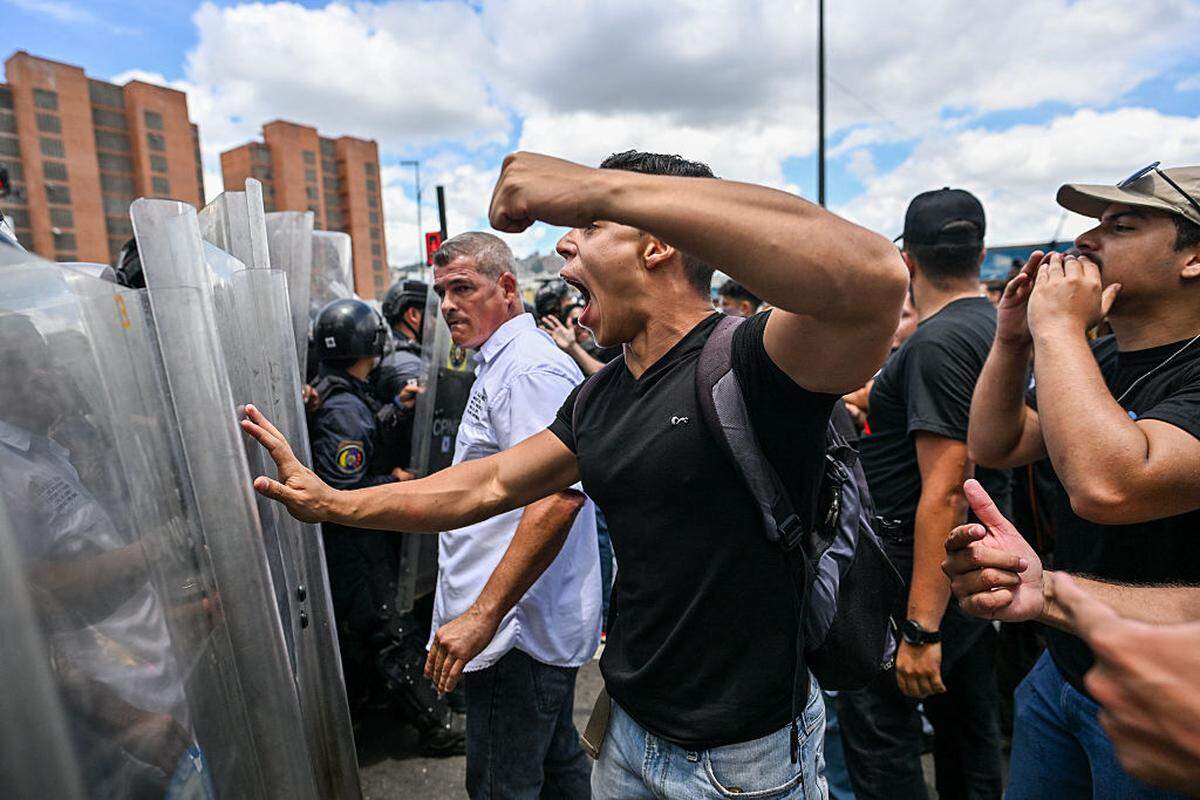 Estudiantes de la Universidad Central de Venezuela (UCV) se enfrentan a agentes de la Policía Nacional Bolivariana (PNB) durante una protesta tras la muerte de Carmen Navas, madre del fallecido preso político Víctor Quero Navas, en Caracas, el lunes 18 de mayo de 2026.