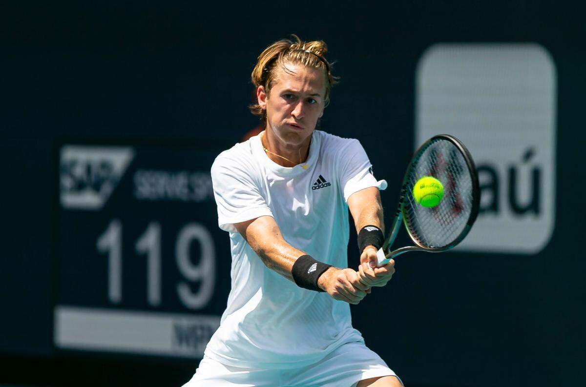 El estadounidense Sebastian Korda devuelve un tiro a Alejandro Davidovich Fokina, de España, durante su partido en el Abierto de Miami, el 24 de marzo de 2022 en el Hard Rock Stadium en Miami Gardens, Florida.