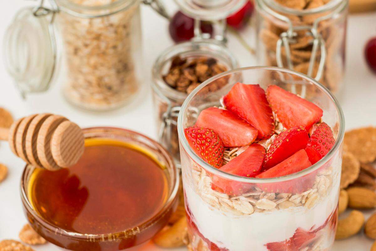 Una cucharada de miel en una ración de yogur ayuda a mantener la supervivencia de los probióticos.