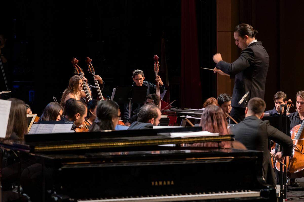 La Orquesta Sinfónica del Miami Dade College está dirigida por el maestro Albert Bade.