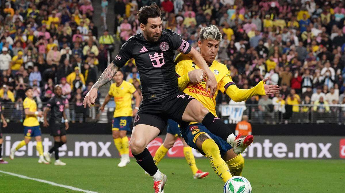  El delantero del Inter Miami Lionel Messi (izq.) lucha por la pelota con el defensor del Club América Cristian Calderón, en el segundo tiempo del partido celebrado el 18 de enero de 2025 en el Allegiant Stadium, en Las Vegas.