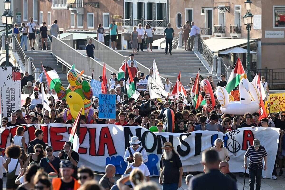 Los manifestantes sostienen una pancarta que dice “Venecia no es para los EEUU, no hay guerra” durante una manifestación por la llegada del embajador de los EEUU al megayate italiano “Boardwalk”, en Venecia el 17 de julio de 2026.