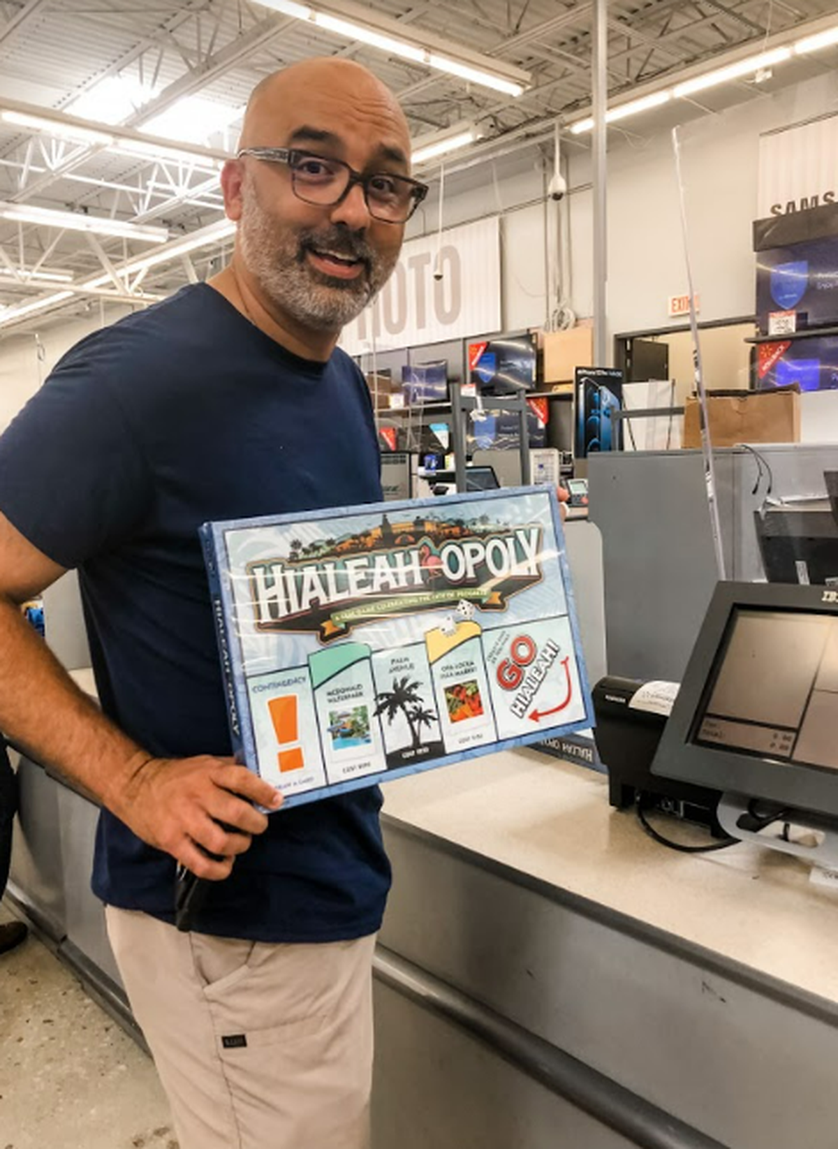 Activista social de Hialeah compra su juego de mesa Hialeahopoly apenas se enteró que Walmart había restablecido las unidades