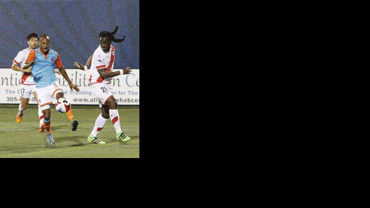 El cubano del Miami FC Ariel Martínez (6) controla el esférico en el partido del 22 de abril contra el Rayo OKC, Friday, April 22, 2016 en FIU Stadium de Miami.