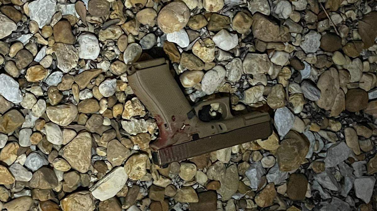 Un agente de la policía de Miami-Dade resultó ileso tras ser apuntado por un sospechoso de violencia doméstica y se recuperó el arma de fuego del sujeto.