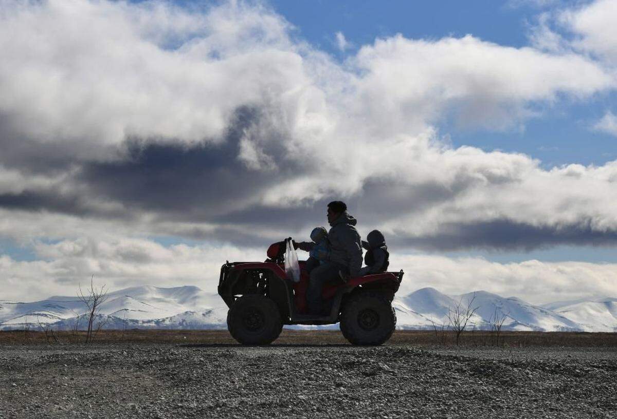 Una familia pasea en un vehículo todoterreno cerca del poblado esquimal yupik de Quinhagak, en el delta del Yukón (Alaska), el 12 de abril de 2019.