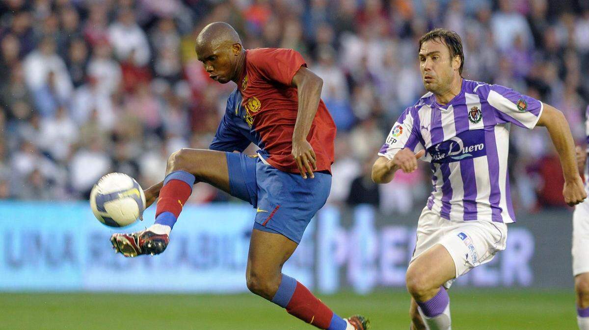 Foto de archivo. Samuel Eto’o anota un gol con Barcelona en el partido de la liga española ante Real Valladolid, el 4 de abril de 2009.