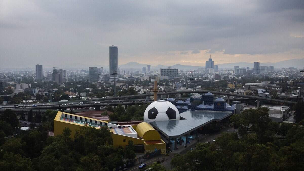 Esta vista aérea muestra el museo Papalote Museo del Niño en Ciudad de México el 10 de junio de 2026, un día antes de la inauguración de la Copa Mundial de la FIFA 2026.