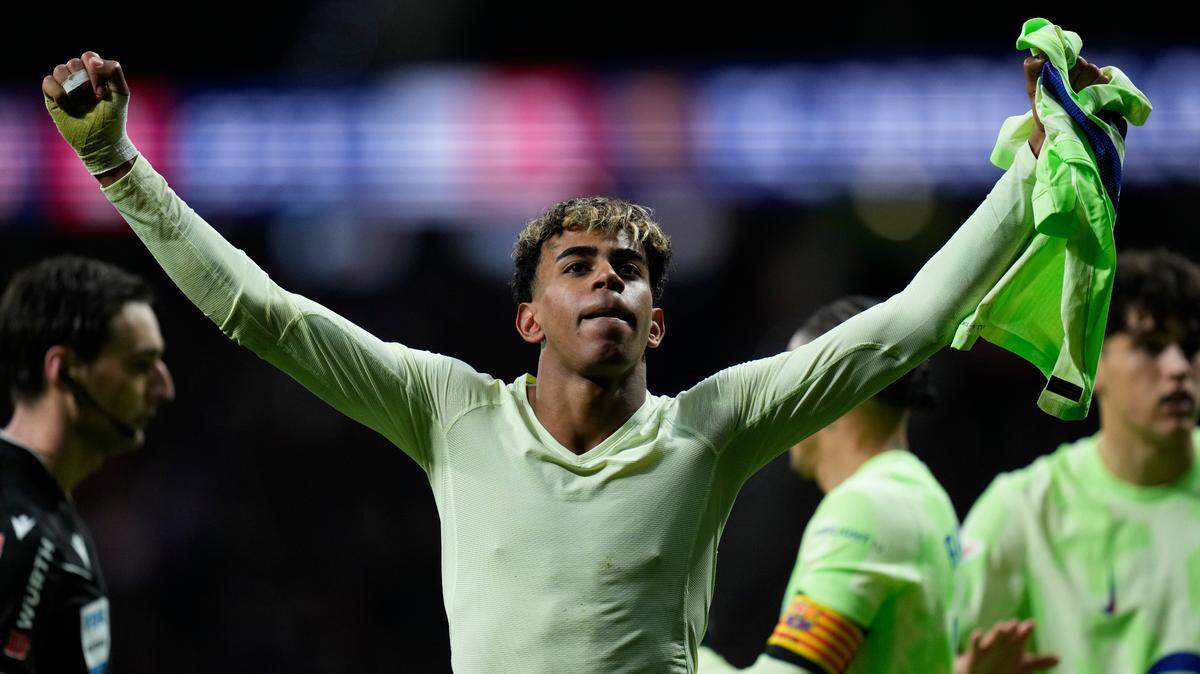 El delantero del Real Madrid Lamine Yamal celebra tras la victoria de su equipo 4-2 ante el Atlético de Madrid, en el partido de la liga española disputado el 16 de marzo de 2025 en Madrid.
