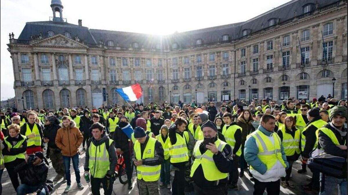 Manifestantes vistiendo chalecos amarillos (gilets jaunes) se manifiestan en Burdeos, Francia, el 8 de diciembre de 2018. Los llamados ‘gilets jaunes’ (chalecos amarillos) son un movimiento de protesta, que al parecer no tiene afiliación política. Están protestando en todo el país por los altos precios del combustible. Las recientes manifestaciones del movimiento se tornaron violentas y causaron que las autoridades cerraran algunos sitios emblemáticos en Burdeos este fin de semana.