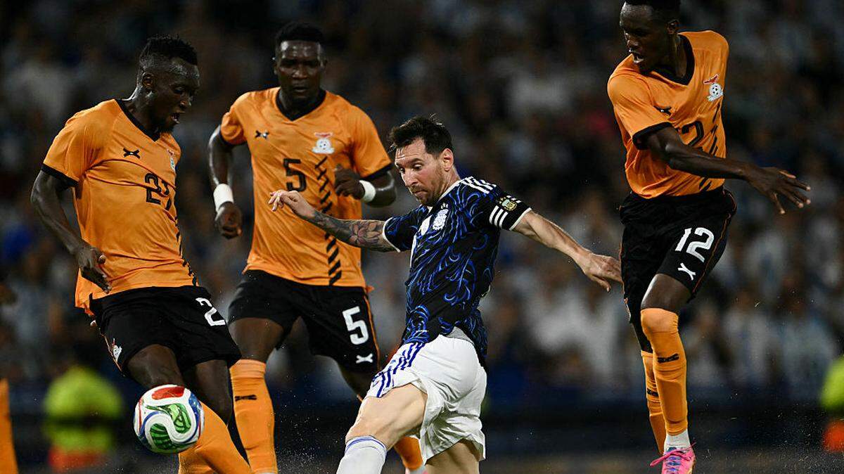 Con gol de Lionel Messi, Argentina derrotó este jueves 5-0 a su similar de Zambia, en un encuentro amistoso celebrado en el estadio La Bombonera de Buenos Aires ante unos 50,000 espectadores.