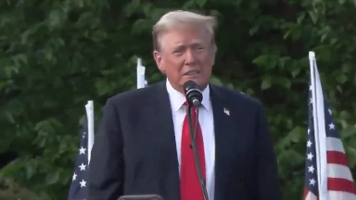 El expresidente republicano Donald Trump dio este jueves un inusual mitin en el Bronx (Nueva York), un feudo demócrata en el que fue recibido por un público entregado al que encendió con sus temas habituales de campaña, especialmente la inmigración, y hasta con lecciones de vida.