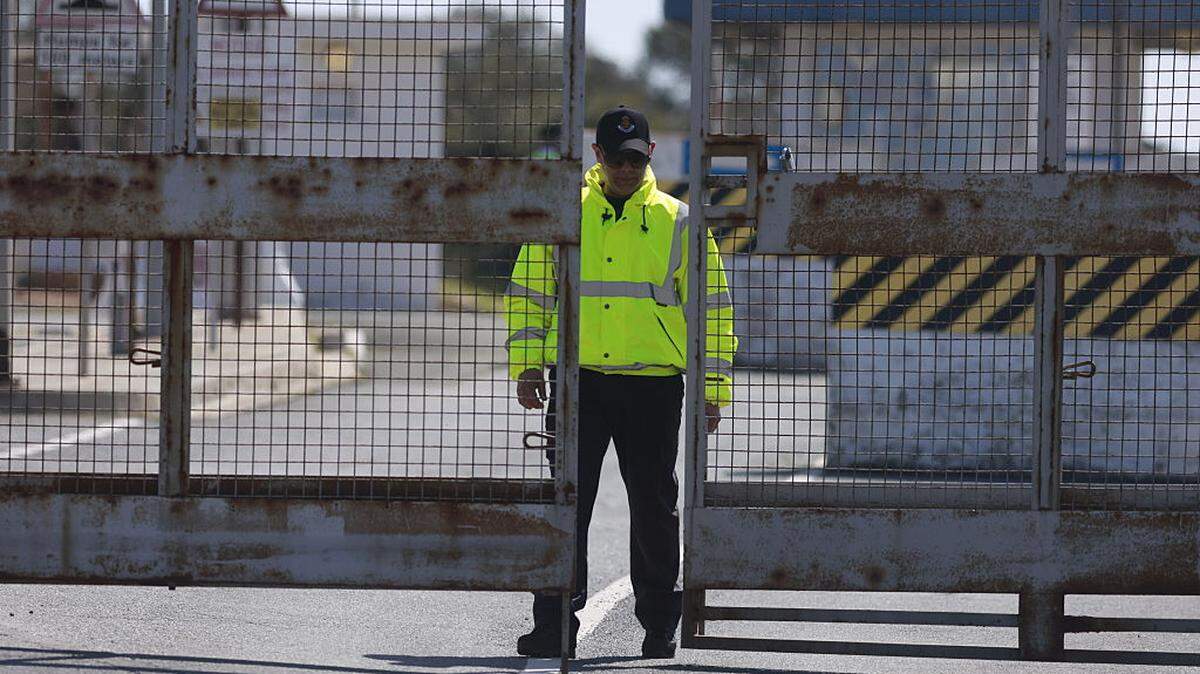 Personal de seguridad en la base de la Fuerza Aérea Real (RAF) Akrotiri, Chipre, el lunes 2 de marzo de 2026. Un dron de fabricación iraní se estrelló contra la base de la RAF Akrotiri, Chipre, la madrugada del lunes, causando daños mínimos y sin heridos.