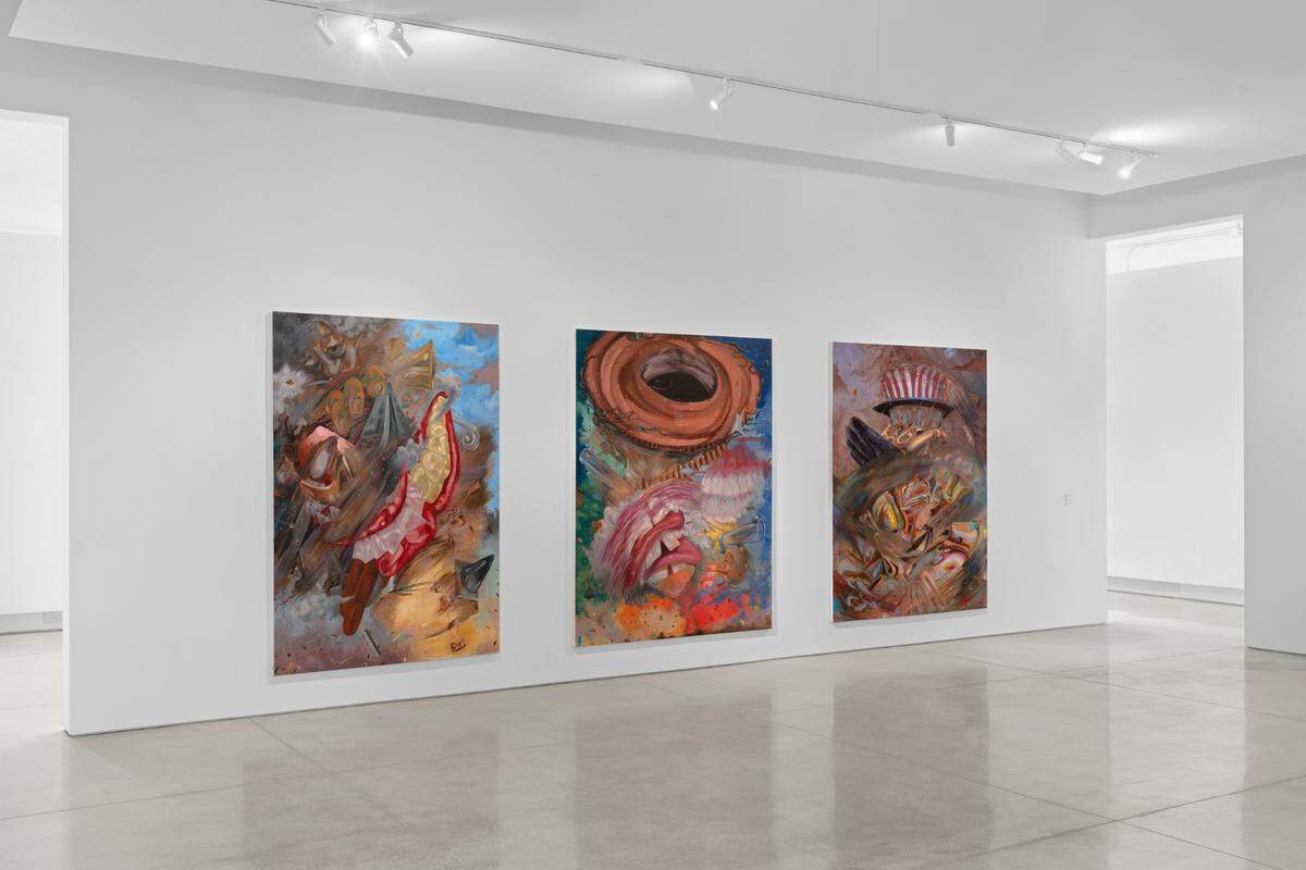 Obras en sala. De izquierda a derecha: ‘Remoto’, 2023; ‘Devil’s Dust’, 2023 y ‘Confound’, 2023, todas son óleo sobre lienzo, 100 x 77 pulgadas.