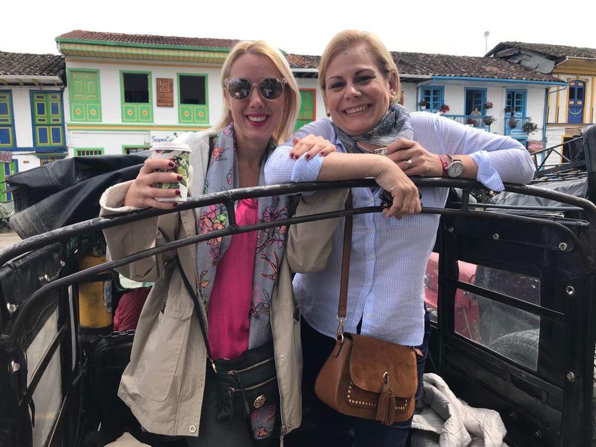 La presentadora Adriana Navarro y la productora Ana Cristina Carrodeguas durante la grabación de la serie “Colombia es Tuya-Aroma de Café”.