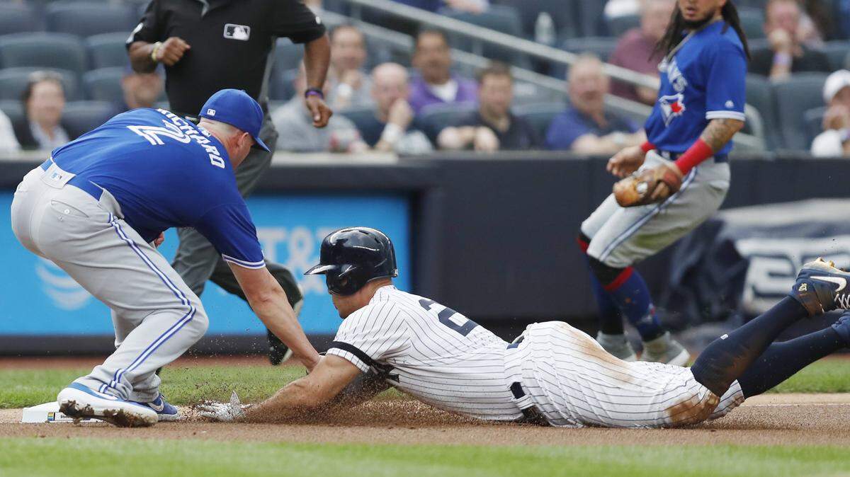 Giancarlo Stanton sufrió un tirón en un ligamento de la rodilla derecha, que se produjo cuando intentó deslizarse en la tercera base para evitar una doble matanza en un juego entre los Yankees y los Azulejos, el 25 d ejunio de 2019 en Nueva York.