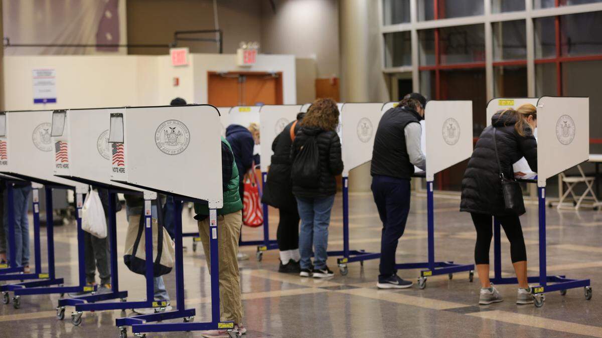 Votantes llenan sus boletas en un sitio de votación anticipada en Queens, Nueva York, Estados Unidos, el 27 de octubre de 2024.