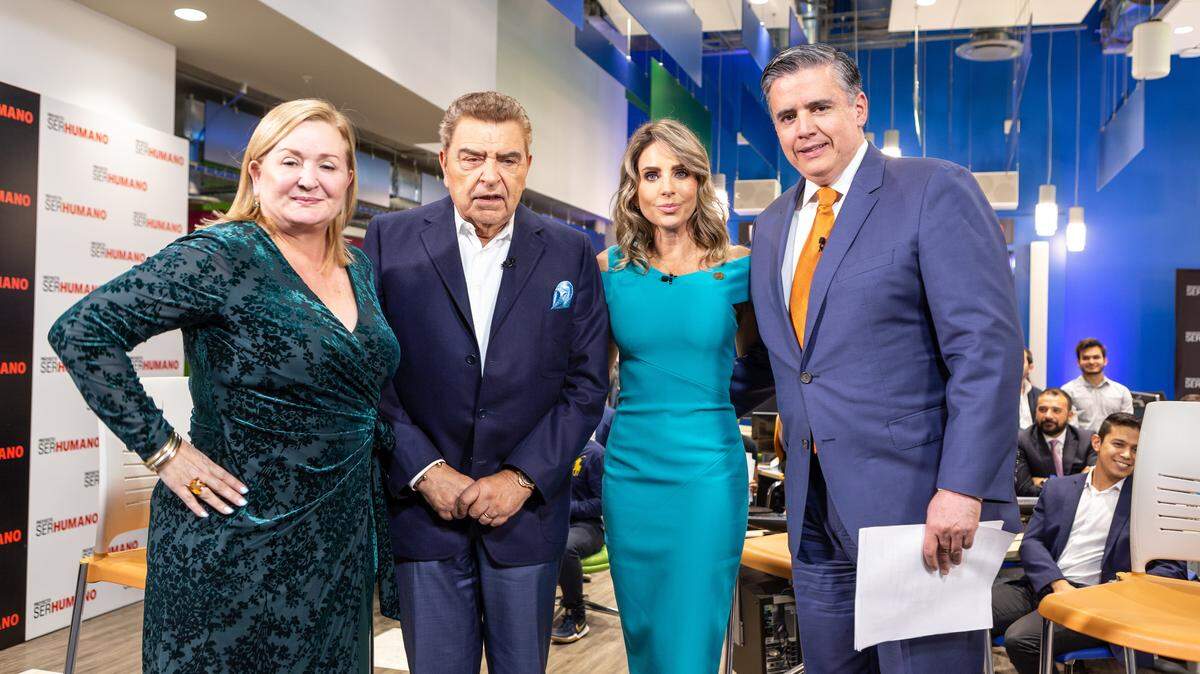Chynthia Hudson (izq), vicepresidente senior y gerente general de CNN en Español y los presentadores Juan Carlos López y María Alejandra Requena posan junto a Mario Kreutzberger, Don Francisco, uno de los colaboradores de la campaña Proyecto Ser Humano.